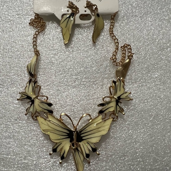 Alloy Butterfly Designed Chain Necklace and Earrings set NWT in original box - Picture 4 of 5